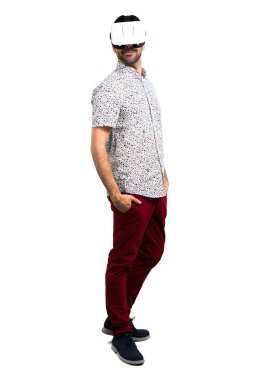 Vr gözlükle gözlüklü yakışıklı adam