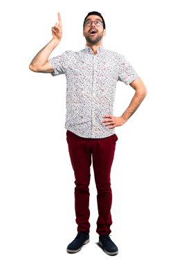 Ayakta ve bir fikir düşünce gözlüklü yakışıklı adam