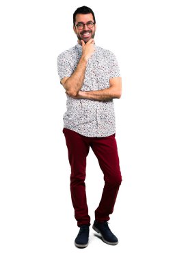 Gözlüklü yakışıklı adam gülüyor.