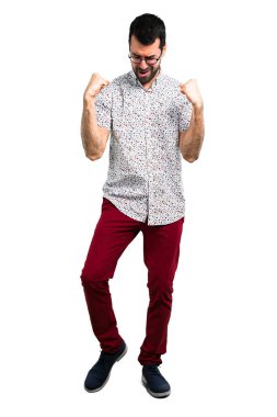 Zaferi kutlayan gözlüklü yakışıklı adam.