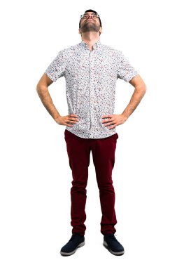 Yakışıklı adam gözlük stand ve ararken