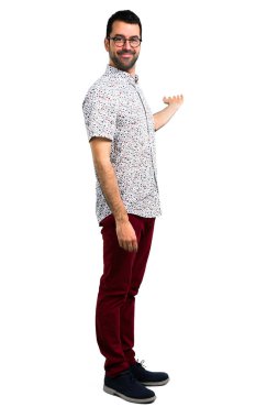 Geri işaret parmağı ile işaret gözlüklü yakışıklı adam