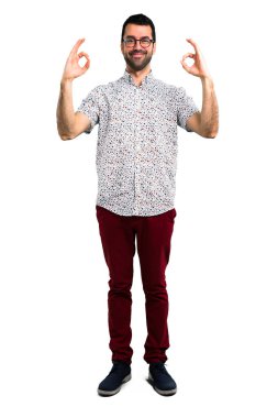 Parmaklar ok işaretiyle gösterilen gözlüklü yakışıklı adam