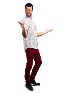 Gözlüklü kibirli ve kendini beğenmiş yakışıklı adam kendini kavram seviyorum