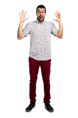 Sürpriz ve şok yüz ifadesi ile gözlüklü yakışıklı adam