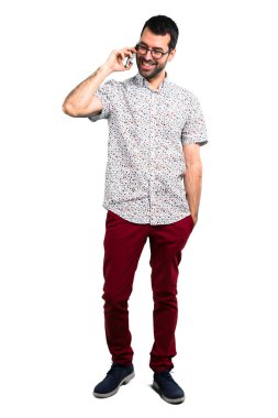 Gözlüklü için mobil konuşuyor yakışıklı adam