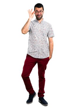 Gözlüklü mutlu yakışıklı adam