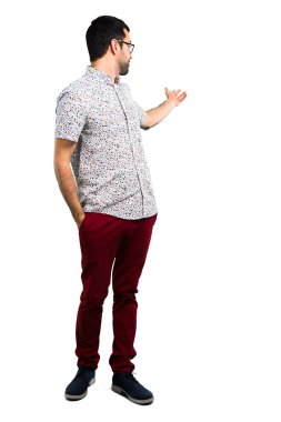 Gözlüklü bir şey sunmak yakışıklı adam