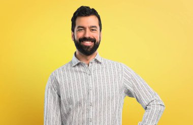 Silah, kalça ile poz sakallı yakışıklı adam