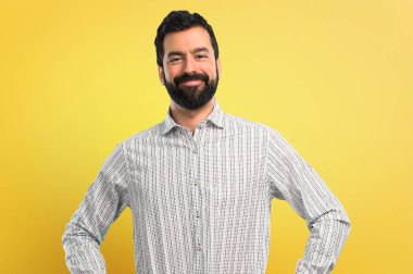 Silah, kalça ile poz sakallı yakışıklı adam