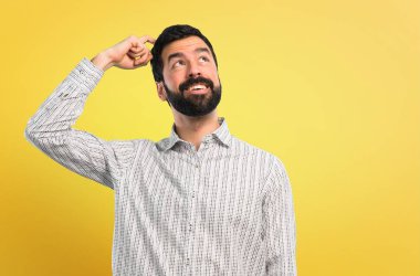 Ayakta ve bir fikir düşünce sakallı yakışıklı adam