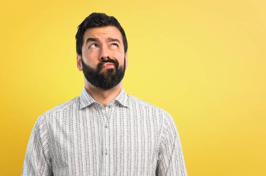 Yakışıklı adam şüpheleri sakallı ve karıştırmayın yüz ifadesi ile