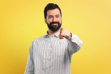 Sakallı yakışıklı adam seni parmak işaret