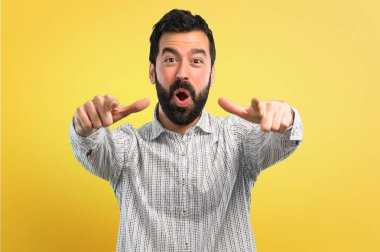 Birisi parmak ile işaret ve çok gülüyor sakallı yakışıklı adam