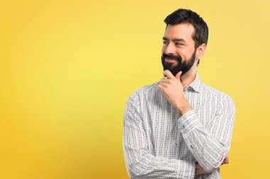 Ayakta ve tarafına bakarak sakallı yakışıklı adam