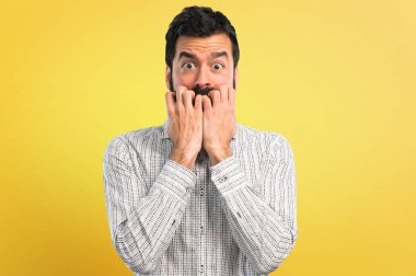 Biraz gergin ve korkmuş sakallı yakışıklı adam