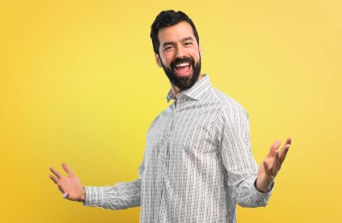 Sakallı kibirli ve kendini beğenmiş yakışıklı adam kendini kavram seviyorum