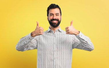 Jest Yaşasın vererek ve gülümseyen sakallı yakışıklı adam