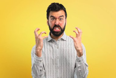 Sakallı yakışıklı adam Öfkeli öfkeli jest olarak rahatsız