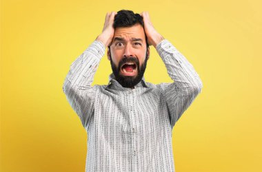 Yakışıklı adam mutsuz ve bir şey ile sinirli sakallı. Negatif yüz ifadesi