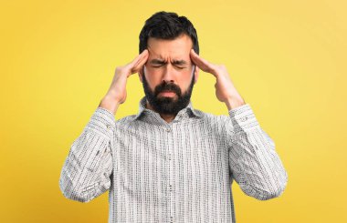 Yakışıklı adam mutsuz ve bir şey ile sinirli sakallı. Negatif yüz ifadesi