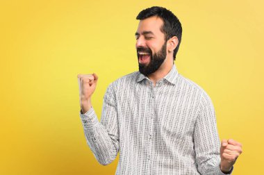 Müzik ve dans sakallı yakışıklı adam