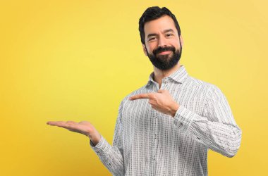 Boşaltmak hayali avuç içinde tutarak sakallı yakışıklı adam