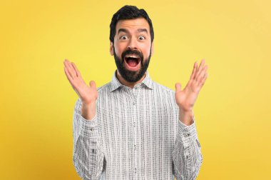 Sürpriz ve şok yüz ifadesi ile sakallı yakışıklı adam