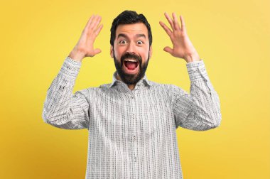 Sürpriz ve şok yüz ifadesi ile sakallı yakışıklı adam