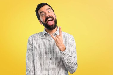 Dil komik göz olan kameraya gösterilen sakallı yakışıklı adam