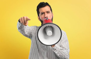 Bir megafon tutan sakallı yakışıklı adam