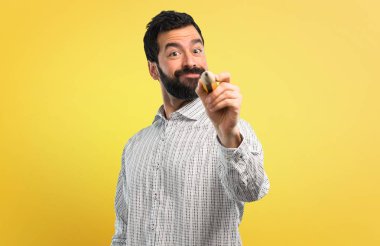 Büyük bir kalem tutan sakallı yakışıklı adam