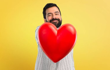 Tutmak bir kalp oyuncak sakallı yakışıklı adam