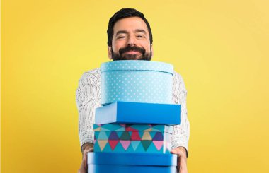 Bir hediye tutarak sakallı yakışıklı adam