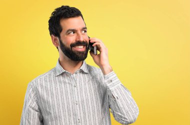 İçin mobil konuşan sakallı yakışıklı adam