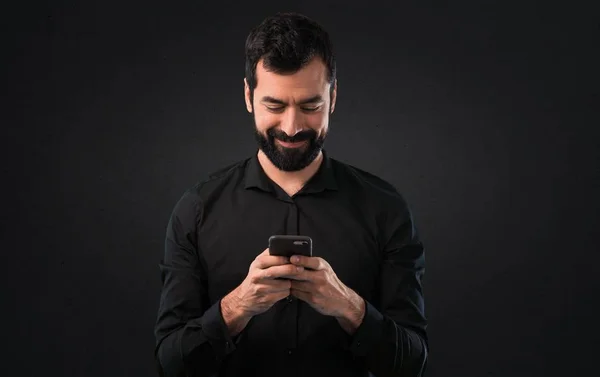 Bonito Homem Com Barba Conversando Com Celular Fundo Preto — Fotografia de Stock