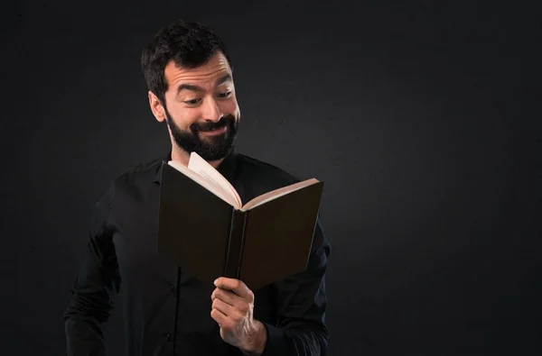 Siyah Arka Plan Üzerine Bir Kitap Okuma Sakallı Yakışıklı Adam — Stok fotoğraf