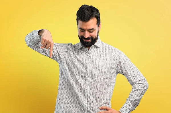 Knappe Man Met Een Baard Naar Beneden Wijst — Stockfoto