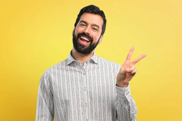 Bonito Homem Com Barba Sorrindo Mostrando Sinal Vitória — Fotografia de Stock