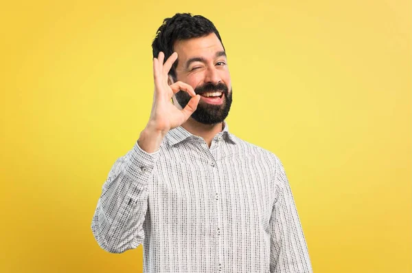 Homem Bonito Com Barba Mostrando Sinal Com Dedos — Fotografia de Stock