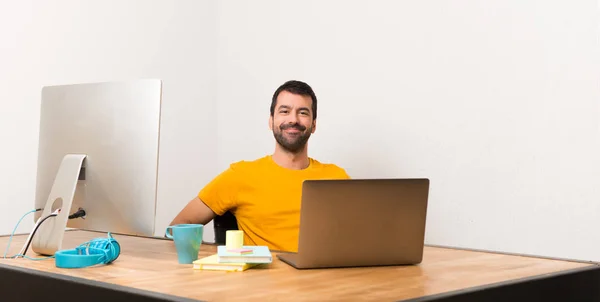 Homme Travaillant Avec Laptot Dans Bureau Posant Les Bras Hanche — Photo