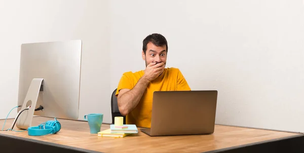 Чоловік Працює Ноутбуком Офісі Вказуючи Пальцем Когось Сміючись — стокове фото