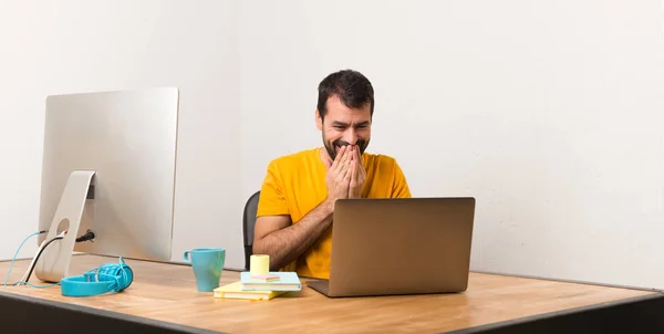 Чоловік Працює Ноутбуком Офісі Багато Посміхаючись Покриваючи Рот — стокове фото