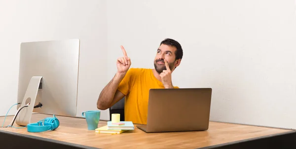 Hombre Trabajando Con Laptot Una Oficina Apuntando Con Dedo Índice —  Fotos de Stock