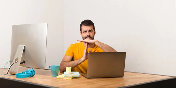 Hombre Trabajando Con Laptot Una Oficina Haciendo Gesto Stop Con —  Fotos de Stock
