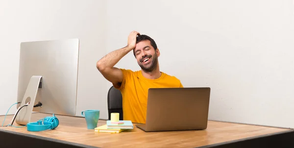 Hombre Que Trabaja Con Laptot Una Oficina Acaba Darse Cuenta —  Fotos de Stock