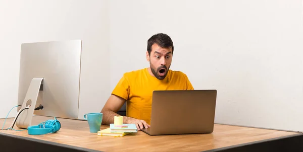 男に驚きとショックを受けた表情オフィスで Laptot での作業 — ストック写真