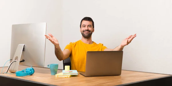 Homem Trabalhando Com Laptot Escritório Apresentando Convidando Para Vir Com — Fotografia de Stock