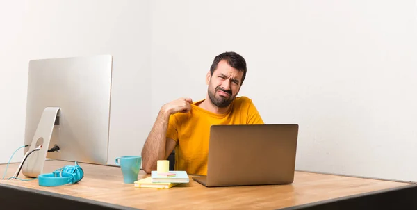 Ember Dolgozik Egy Irodában Fáradt Beteg Kifejezés Laptot — Stock Fotó
