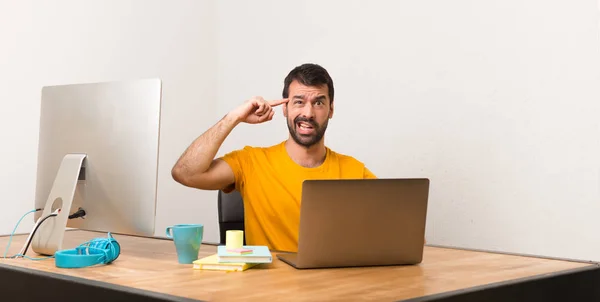 Hombre Trabajando Con Laptot Una Oficina Haciendo Gesto Locura Poniendo — Foto de Stock